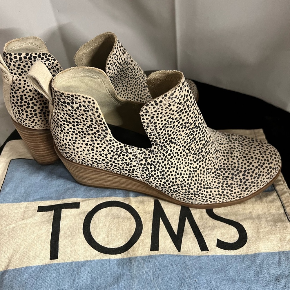 TOMS Leather Wedge Heeled Shoes. Size 8